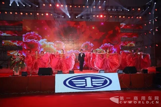 双基地销售突破双万辆!淄博见证解放欢庆之夜1.jpg 双基地销售突破双万辆!淄博见证解放欢庆之夜1.jpg