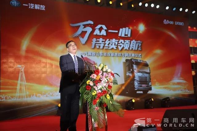 双基地销售突破双万辆!淄博见证解放欢庆之夜.jpg 双基地销售突破双万辆!淄博见证解放欢庆之夜.jpg