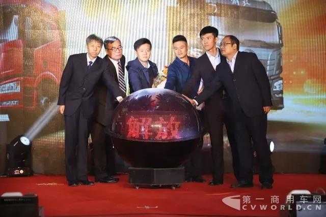 双基地销售突破双万辆!淄博见证解放欢庆之夜2.jpg 双基地销售突破双万辆!淄博见证解放欢庆之夜2.jpg