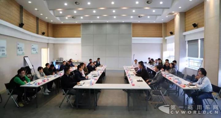 中集通华发布新一代壳牌铝合金油罐半挂车.jpg 中集通华发布新一代壳牌铝合金油罐半挂车.jpg