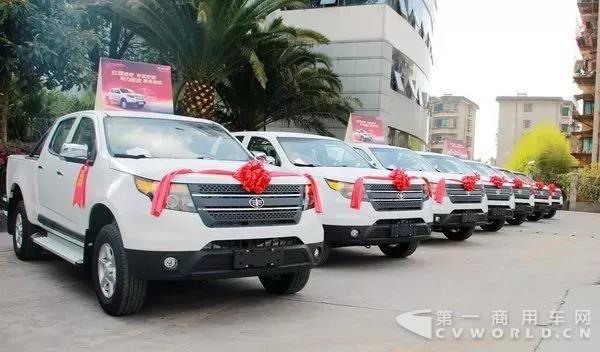 一汽红塔公司向一汽解放公司交付46辆蓝舰T340定制服务用车1.jpg 一汽红塔公司向一汽解放公司交付46辆蓝舰T340定制服务用车1.jpg