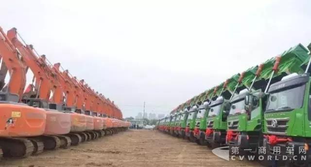 60台红岩新型环保渣土车,助力安徽省立北城医院奠基开工.jpg 60台红岩新型环保渣土车,助力安徽省立北城医院奠基开工.jpg