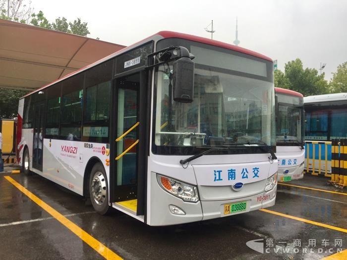 搭载创源动力10.5米纯电动公交车,运营在302路上的.jpg 搭载创源动力10.5米纯电动公交车,运营在302路上的.jpg