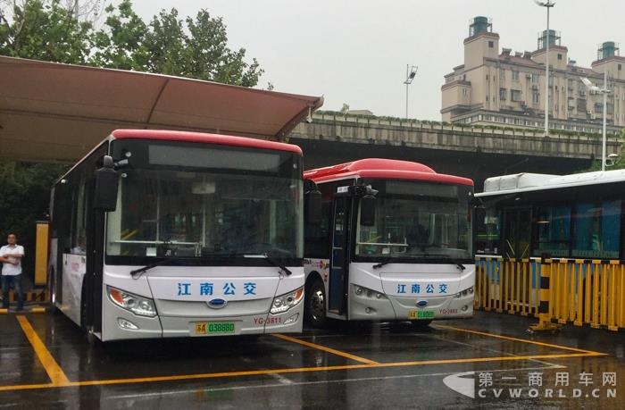 运营在302路的南京金龙开沃纯电动公交车.jpg 运营在302路的南京金龙开沃纯电动公交车.jpg