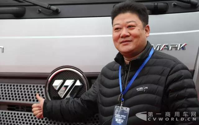 四方物流车管部经理王家军为欧马可超级卡车点赞.jpg 四方物流车管部经理王家军为欧马可超级卡车点赞.jpg