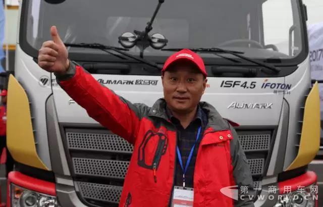 华中快运总经理徐海祥为欧马可超级卡车点赞.jpg 华中快运总经理徐海祥为欧马可超级卡车点赞.jpg