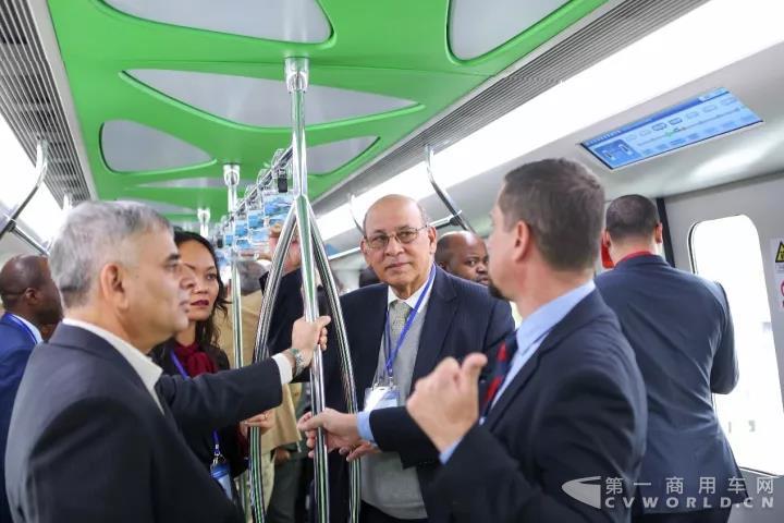 比亚迪一辆车竟坐下超过30个国家的总领事1.jpg