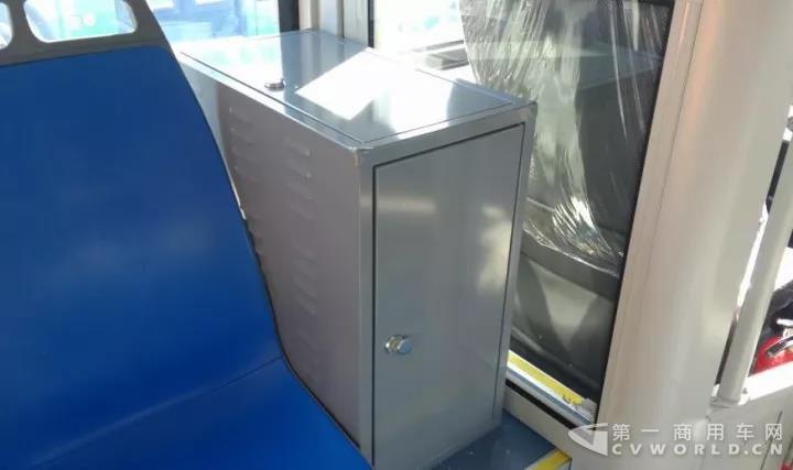 司机座椅后的集成电器箱,方便车辆检修.jpg 司机座椅后的集成电器箱,方便车辆检修.jpg