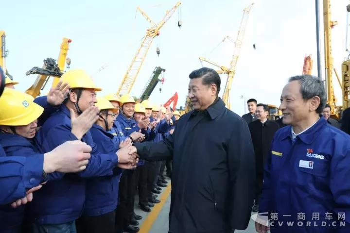 总书记与干部职工代表亲切握手交流1.jpg 总书记与干部职工代表亲切握手交流1.jpg