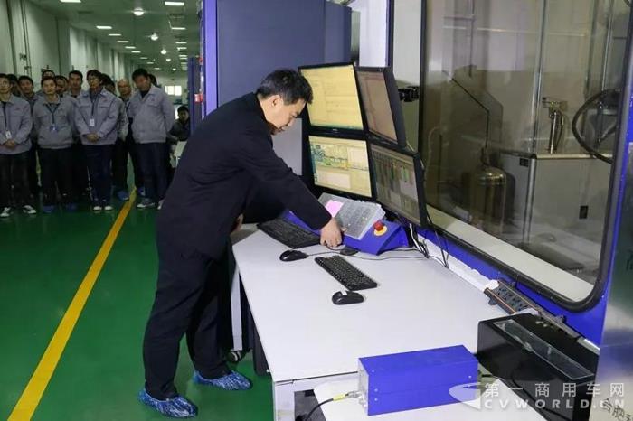 华菱“芯”动力 汉马动力CM6D18型10升420马力国六柴油发动机点火成功.jpg 华菱“芯”动力 汉马动力CM6D18型10升420马力国六柴油发动机点火成功.jpg