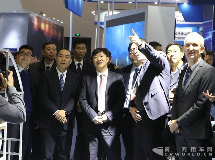 交通运输部副部长刘小明参观宇通展台.jpg 交通运输部副部长刘小明参观宇通展台.jpg