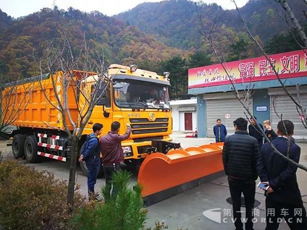 陕汽高效除雪车 城市安全护航员2.jpg 陕汽高效除雪车 城市安全护航员2.jpg