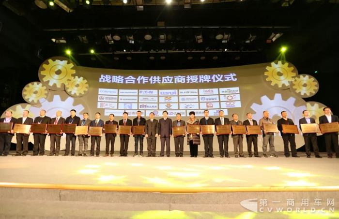玉柴率先发布国六发动机 跻身国际内燃机行业第一梯队3.jpg 玉柴率先发布国六发动机 跻身国际内燃机行业第一梯队3.jpg
