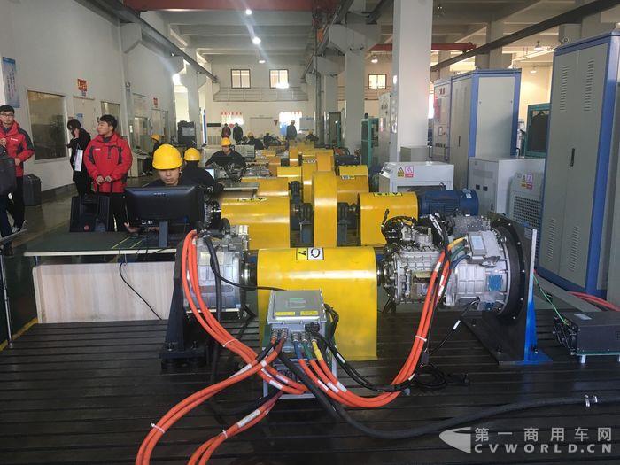 绿控生产线上的各种台架设备.JPG 绿控生产线上的各种台架设备.JPG