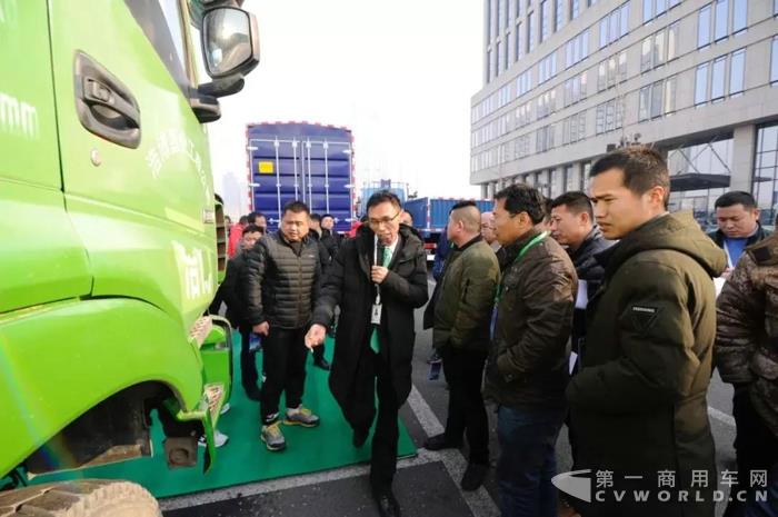专业的二手车评估师为用户提供专业的评估服务.jpg 专业的二手车评估师为用户提供专业的评估服务.jpg