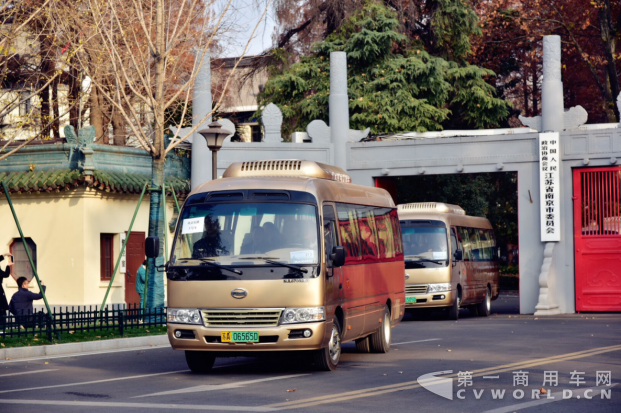 开沃纯电动驶出政府大院.png 开沃纯电动驶出政府大院.png