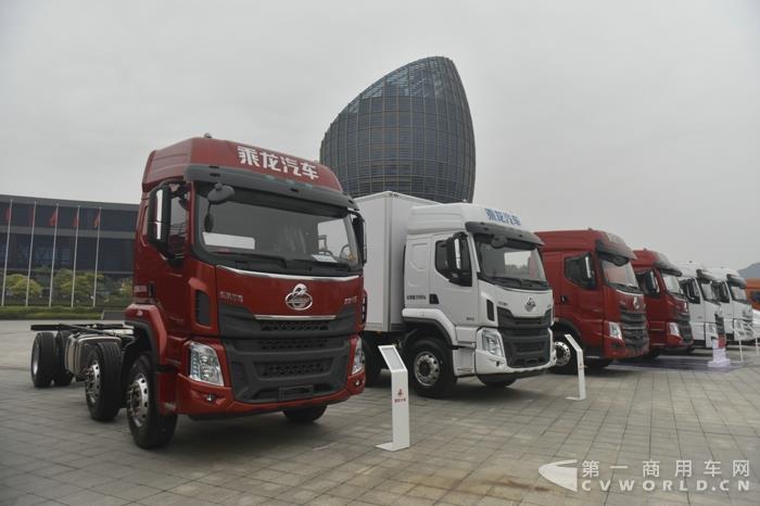 年会现场展车.jpg 年会现场展车.jpg