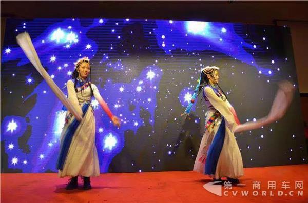 上汽红岩互联网梦想卡车安徽阜阳发布会火爆开启5.jpg 上汽红岩互联网梦想卡车安徽阜阳发布会火爆开启5.jpg
