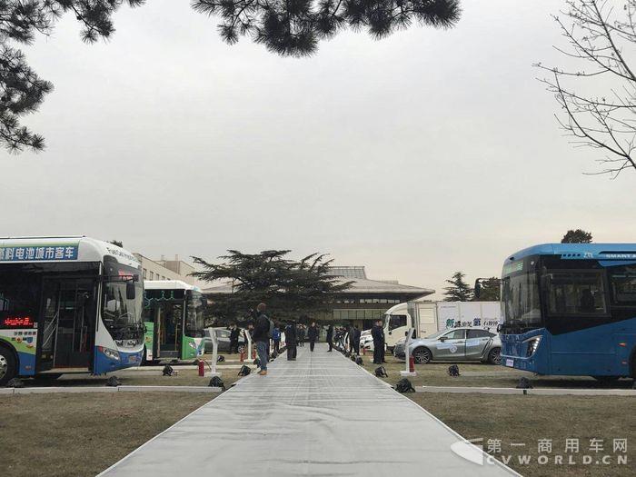 2018中国电动汽车百人会论坛室外展车区1.jpg