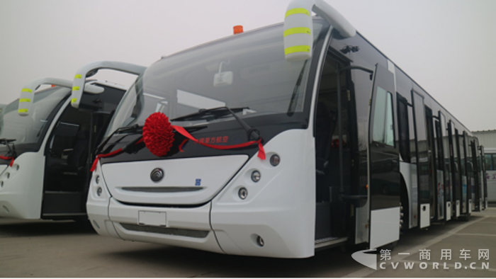 宇通再向东航交付 19辆机场摆渡车,强强合作又进一步!(最终版)928.png 宇通再向东航交付 19辆机场摆渡车,强强合作又进一步!(最终版)928.png