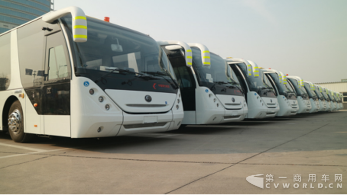 宇通再向东航交付 19辆机场摆渡车,强强合作又进一步!(最终版)1398.png 宇通再向东航交付 19辆机场摆渡车,强强合作又进一步!(最终版)1398.png