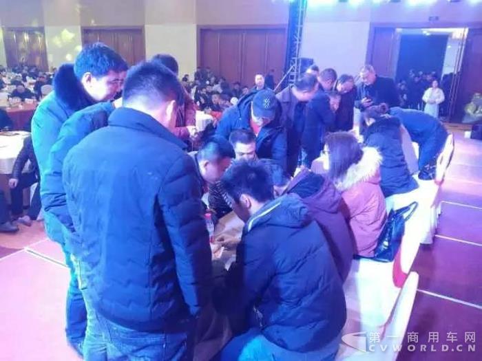现场斩获订单151台!乘龙H5齐鲁大地掀“轻量化”旋风!2.jpg 现场斩获订单151台!乘龙H5齐鲁大地掀“轻量化”旋风!2.jpg