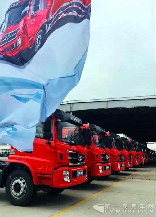又一匹黑马进军中重卡市场 红岩杰豹首批车辆交付南京用户.jpg 又一匹黑马进军中重卡市场 红岩杰豹首批车辆交付南京用户.jpg