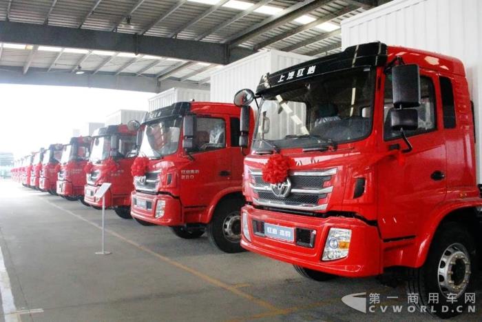 又一匹黑马进军中重卡市场 红岩杰豹首批车辆交付南京用户1.jpg 又一匹黑马进军中重卡市场 红岩杰豹首批车辆交付南京用户1.jpg