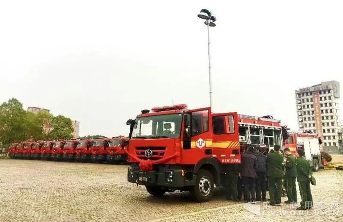 中国智造原厂四门消防车首批交付消防部门.jpg 中国智造原厂四门消防车首批交付消防部门.jpg
