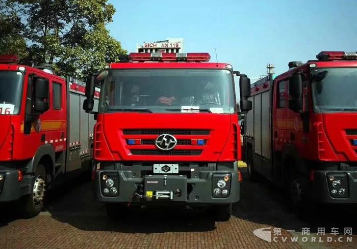 中国智造原厂四门消防车首批交付消防部门3.jpg 中国智造原厂四门消防车首批交付消防部门3.jpg