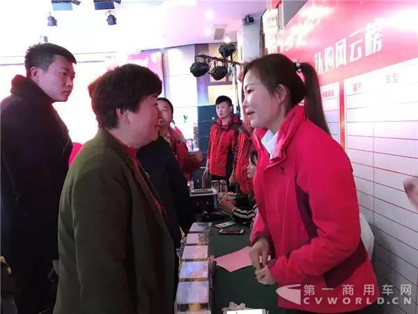 现场认购129辆!中国重汽汕德卡百城联动阜阳站再传捷报!7.jpg 现场认购129辆!中国重汽汕德卡百城联动阜阳站再传捷报!7.jpg