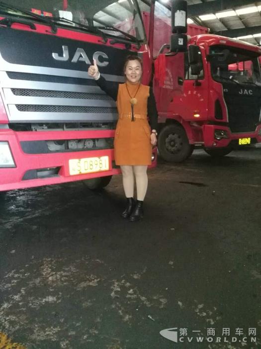 巾帼不让须眉,公路货运上的女汉子.jpg 巾帼不让须眉,公路货运上的女汉子.jpg