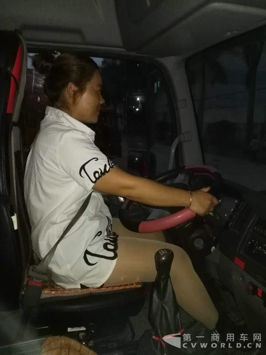 巾帼不让须眉,公路货运上的女汉子1.jpg 巾帼不让须眉,公路货运上的女汉子1.jpg