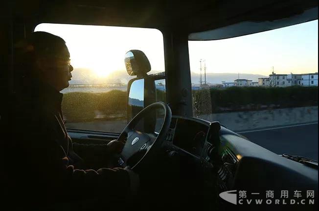 40公里下坡不踩一脚刹车!跟车斯堪尼亚G450感受云南高速2.jpg 40公里下坡不踩一脚刹车!跟车斯堪尼亚G450感受云南高速2.jpg