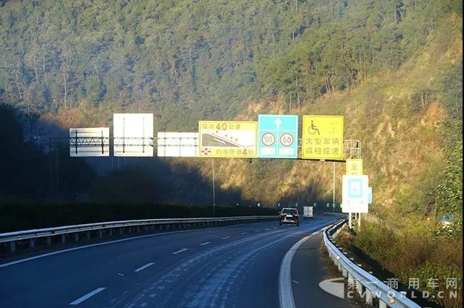40公里下坡不踩一脚刹车!跟车斯堪尼亚G450感受云南高速3.jpg 40公里下坡不踩一脚刹车!跟车斯堪尼亚G450感受云南高速3.jpg