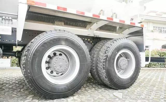 复合工况,主打轻量化!联合卡车8x4搅拌车测评5.jpg 复合工况,主打轻量化!联合卡车8x4搅拌车测评5.jpg