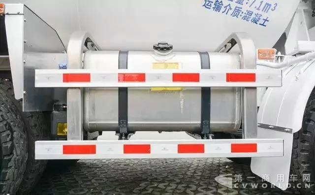 复合工况,主打轻量化!联合卡车8x4搅拌车测评7.jpg 复合工况,主打轻量化!联合卡车8x4搅拌车测评7.jpg