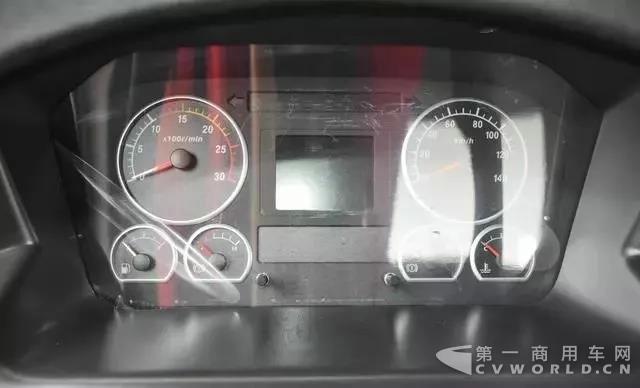 复合工况,主打轻量化!联合卡车8x4搅拌车测评12.jpg 复合工况,主打轻量化!联合卡车8x4搅拌车测评12.jpg