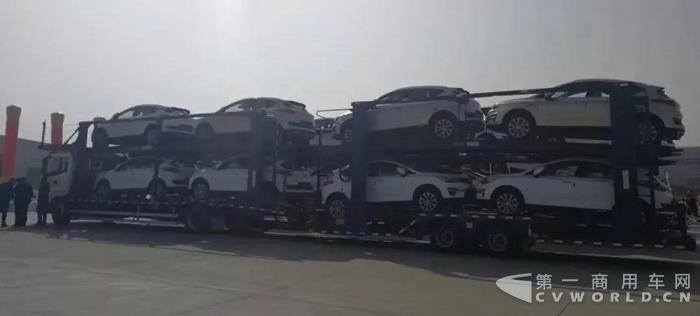 利器出鞘,欧曼中置轴轿运车助力吉利新能源车辆运输3.jpg