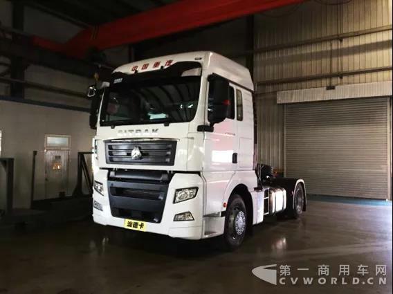 40辆百世快递车——汕德卡 C7H 4X2智能卡车下线.jpg 40辆百世快递车——汕德卡 C7H 4X2智能卡车下线.jpg