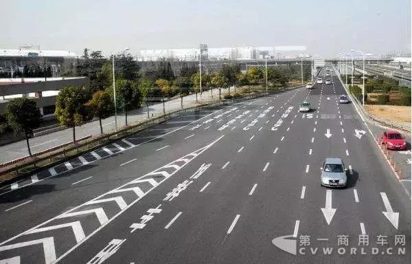 315曝光道路标线偷工减料.jpg 315曝光道路标线偷工减料.jpg