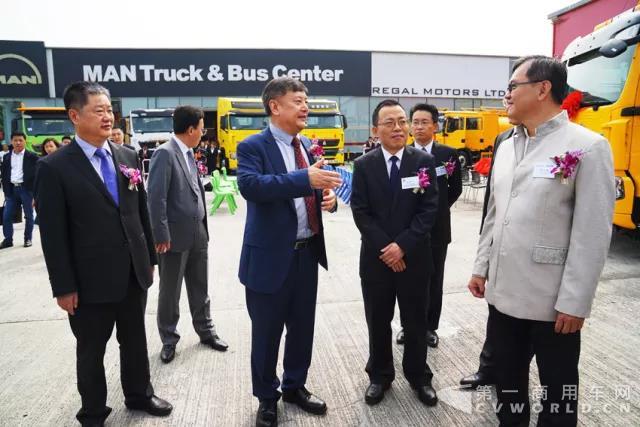 中国重汽欧Ⅵ重卡首进香港——首批洗街车交付特区政府4.jpg 中国重汽欧Ⅵ重卡首进香港——首批洗街车交付特区政府4.jpg