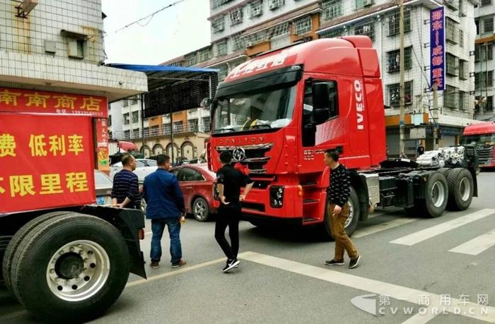 红岩杰狮冠军版湖南邵阳巡展,收获客户满满信赖.jpg 红岩杰狮冠军版湖南邵阳巡展,收获客户满满信赖.jpg