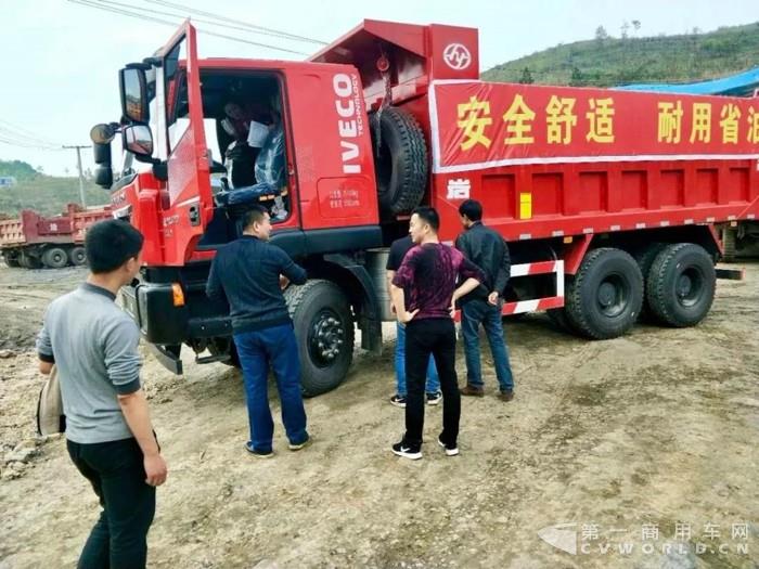 红岩杰狮冠军版湖南邵阳巡展,收获客户满满信赖1.jpg 红岩杰狮冠军版湖南邵阳巡展,收获客户满满信赖1.jpg