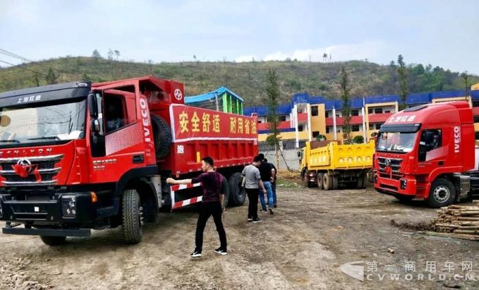 红岩杰狮冠军版湖南邵阳巡展,收获客户满满信赖2.jpg 红岩杰狮冠军版湖南邵阳巡展,收获客户满满信赖2.jpg