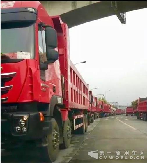 数十台8×4杰狮自卸交付四川遂宁,观音故里尽显红岩风采.jpg 数十台8×4杰狮自卸交付四川遂宁,观音故里尽显红岩风采.jpg