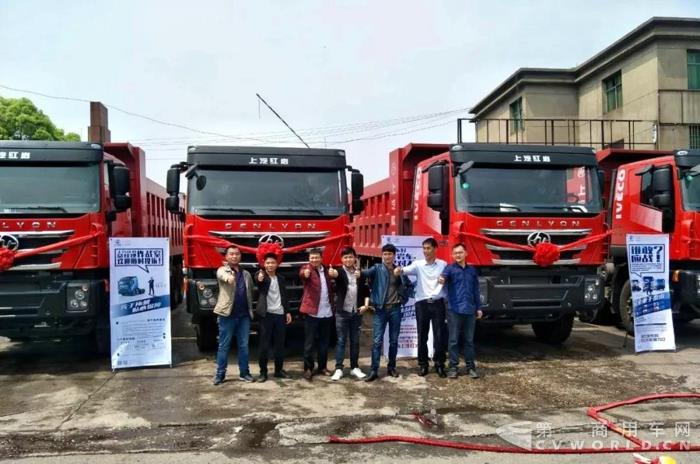 红岩渣土车深受江西用户认可,批量交车喜讯不断1.jpg 红岩渣土车深受江西用户认可,批量交车喜讯不断1.jpg