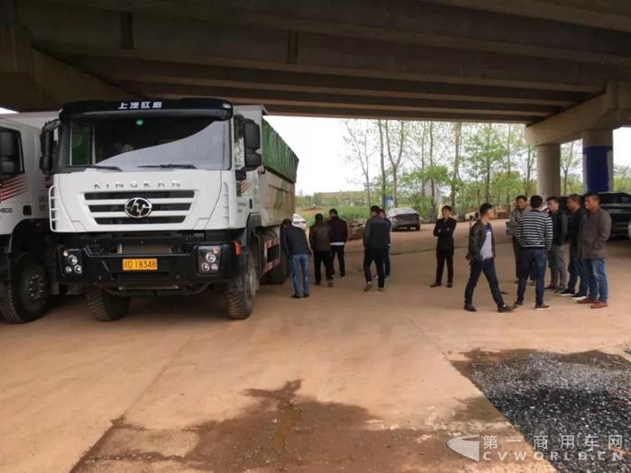 红岩渣土车深受江西用户认可,批量交车喜讯不断3.jpg 红岩渣土车深受江西用户认可,批量交车喜讯不断3.jpg