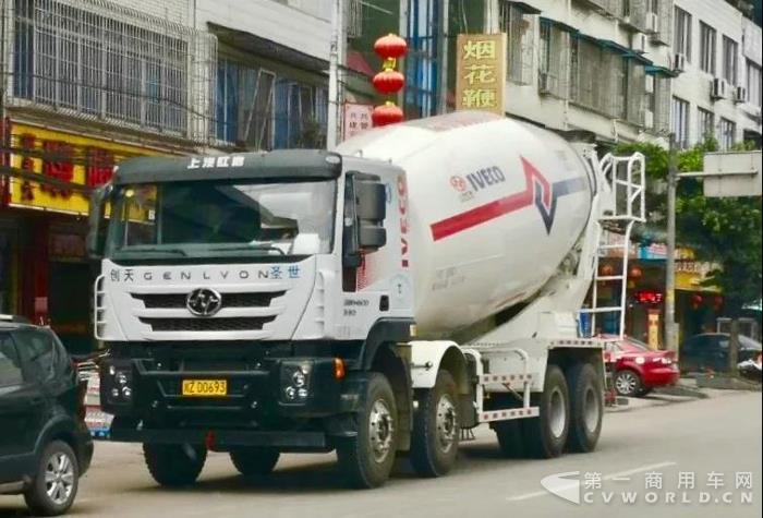 批量红岩杰狮搅拌车成为四川眉山建设新劲旅.jpg 批量红岩杰狮搅拌车成为四川眉山建设新劲旅.jpg