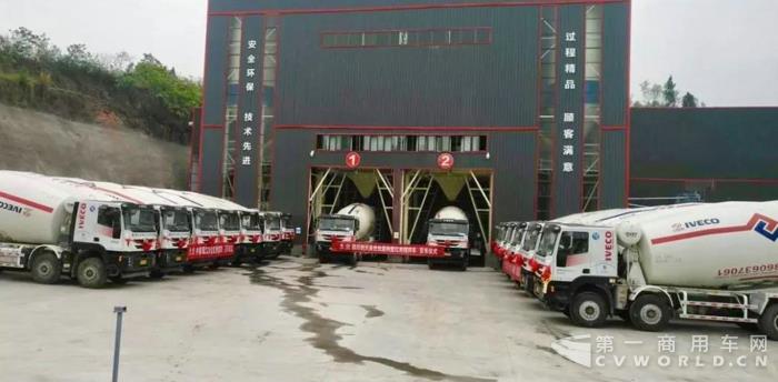 批量红岩杰狮搅拌车成为四川眉山建设新劲旅1.jpg 批量红岩杰狮搅拌车成为四川眉山建设新劲旅1.jpg
